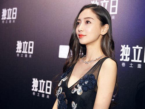 Baby大红唇配深V现身 尽显人妻美