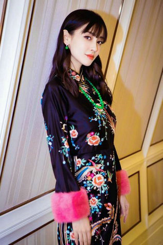 Baby穿印花旗袍华丽优雅 小腹平坦