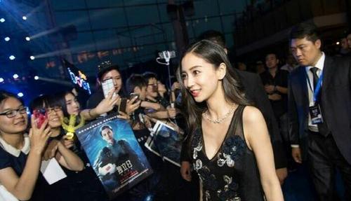 Baby大红唇配深V现身 尽显人妻美
