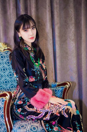 Baby穿印花旗袍华丽优雅 小腹平坦