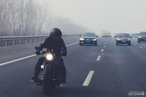 冯绍峰骑摩托车