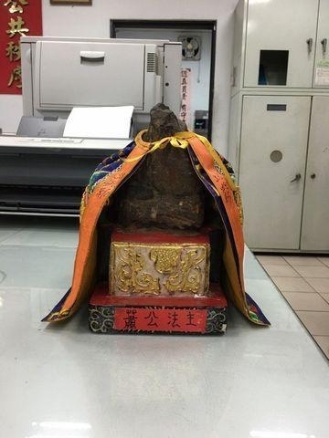 男子偷神像回家供奉