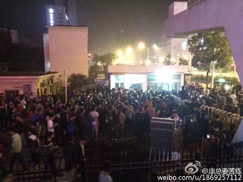 小偷潜入体校偷东西遭围捕，自己报警求带走。