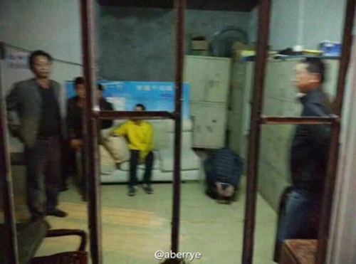 小偷潜入体校偷东西遭围捕，自己报警求带走。