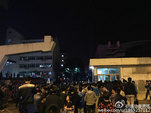 小偷潜入体校偷东西遭围捕，自己报警求带走。