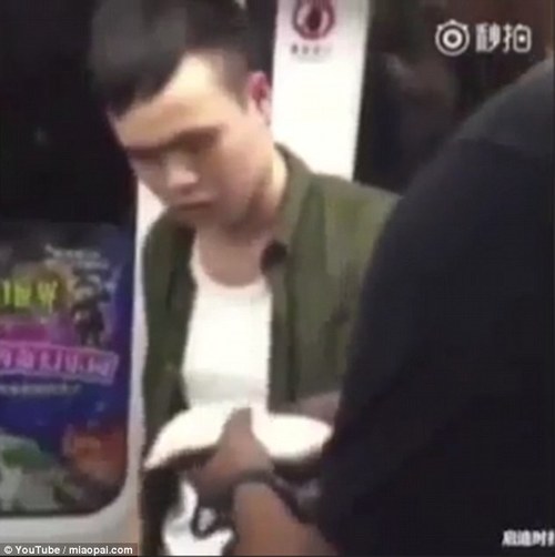 只见这名黑人男子一边掌掴中国男子，一边咆哮道：“你再说一次试试？！”这中国男子被打到蹲到地上，看起来非常痛苦。