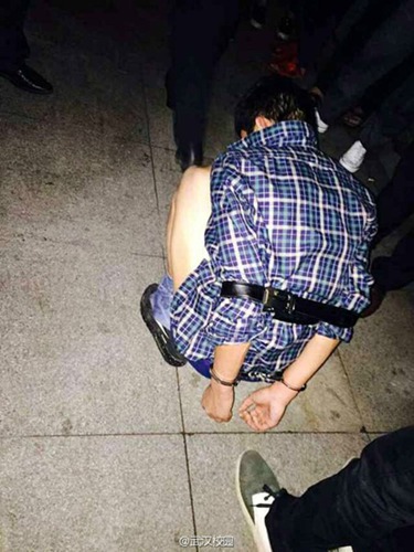 小偷潜入体校偷东西遭围捕，自己报警求带走。