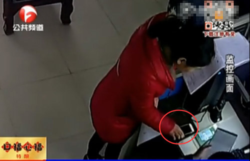 女子派出所里偷警察手机