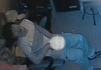 奇葩小偷入室盗窃就地“打飞机”被监控全程拍下