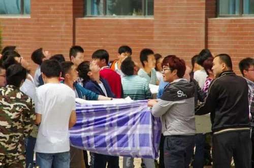 女大学生欲跳楼男生撑被营救