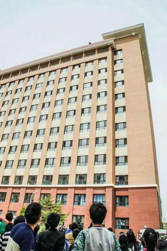 女大学生欲跳楼男生撑被营救