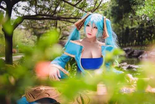 我的天呐！原来比卡丘是这么漂亮的美女