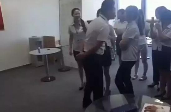 这家公司每天早上女员工排队 老板依次接吻
