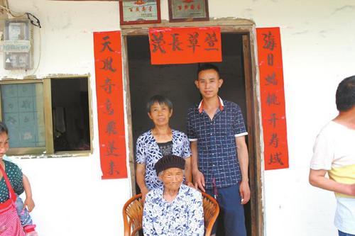 为老人庆祝生日现场