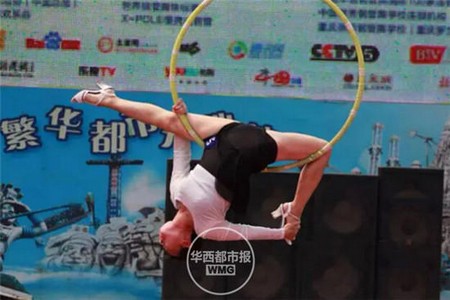 成都70岁老太练钢管舞 夺得全国冠军