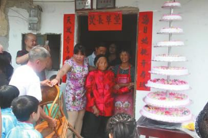 为老人庆祝生日现场。