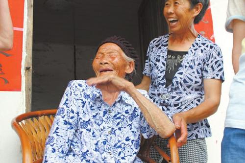为老人庆祝生日现场