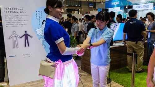 松下人体互触数据传输技术：摸一下就OK