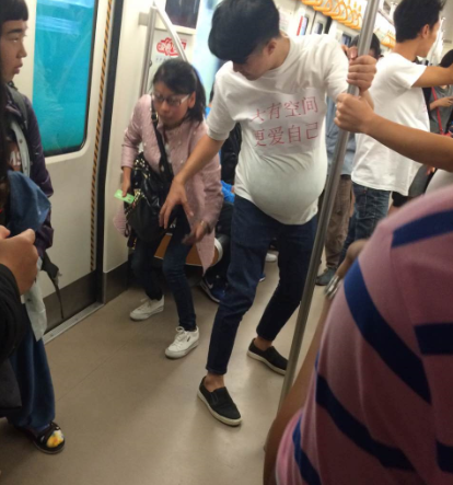 成都地铁惊现一群“孕妇”男 呼吁多关爱准妈妈