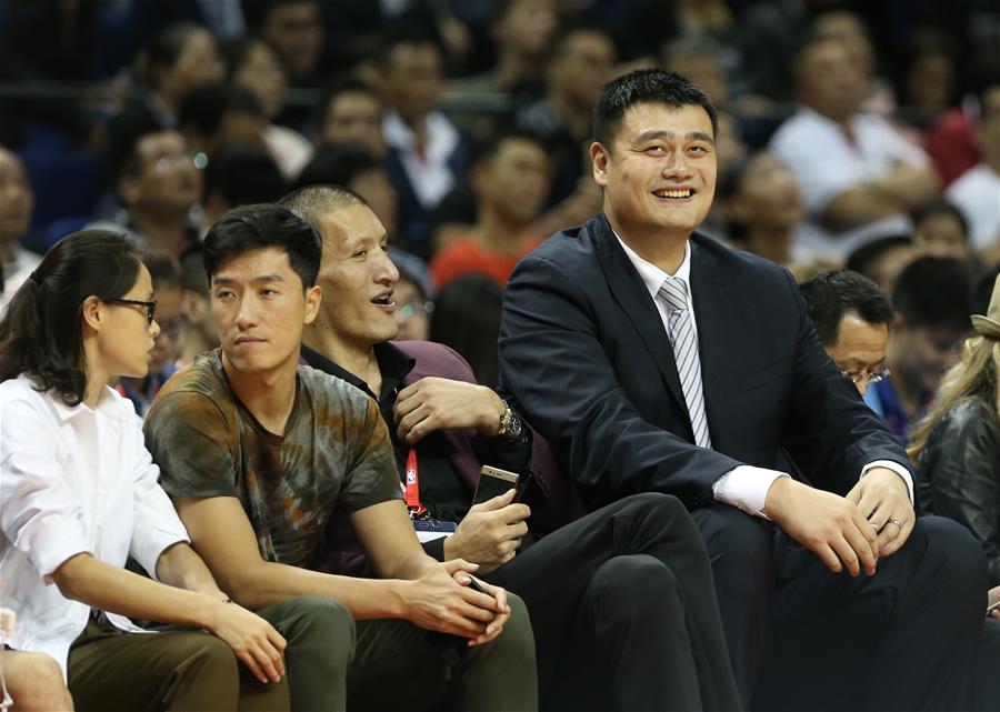 10月9日，姚明（右一）、巴特尔（右二）、刘翔（右三）现场观战。当日，2016年NBA中国赛的首场比赛在上海举行，休斯敦火箭队以123比117战胜新奥尔良鹈鹕队。 新华社记者徐子鉴摄
