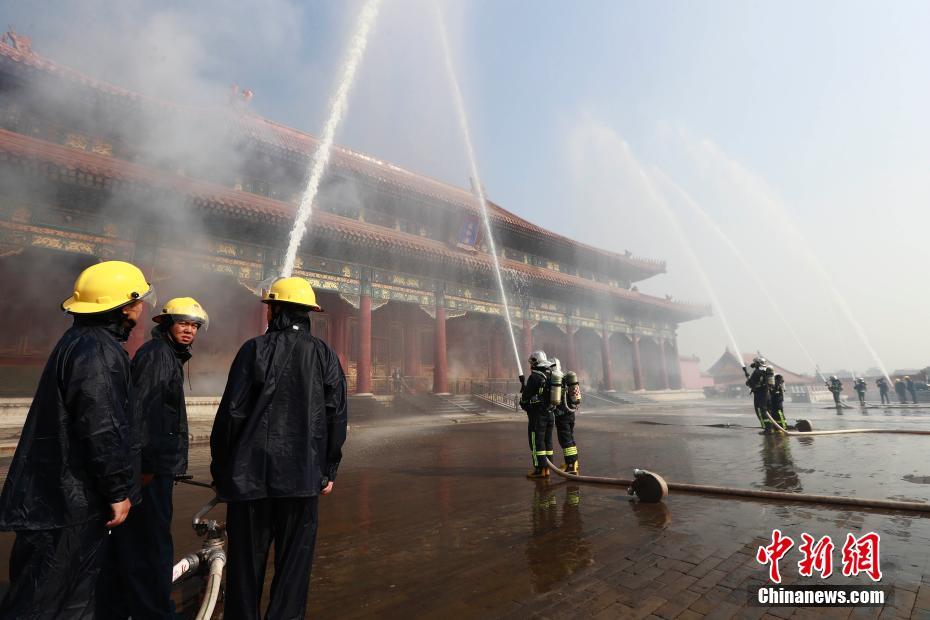 北京故宫开展大规模消防实战演练 消防机器人参演