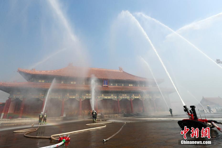 北京故宫开展大规模消防实战演练 消防机器人参演