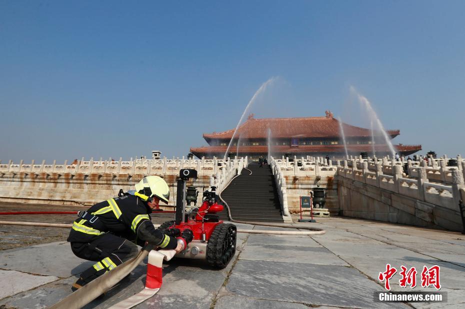北京故宫开展大规模消防实战演练 消防机器人参演