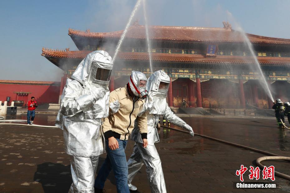 北京故宫开展大规模消防实战演练 消防机器人参演