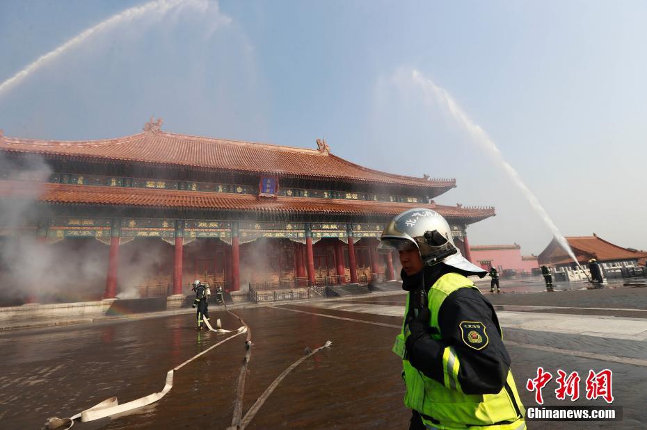 北京故宫开展大规模消防实战演练 消防机器人参演