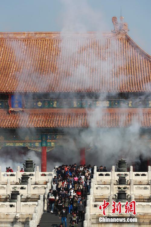 北京故宫开展大规模消防实战演练 消防机器人参演