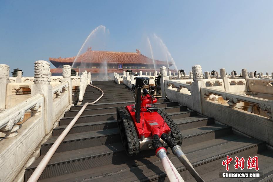 北京故宫开展大规模消防实战演练 消防机器人参演