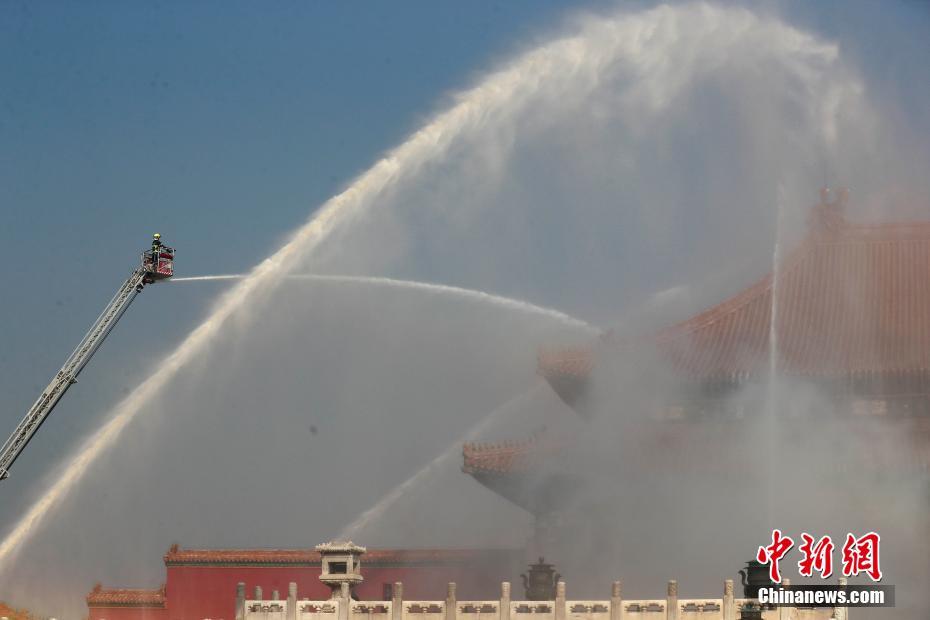 北京故宫开展大规模消防实战演练 消防机器人参演