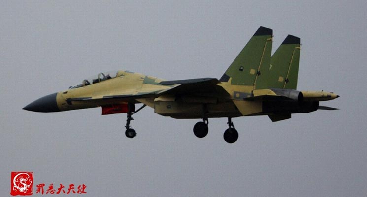 歼-16战机再曝试飞照 专家:性能与美F-15E相当