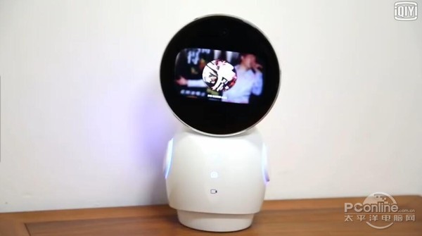 节后长班找点乐子  小忆机器人国庆秒拍展示