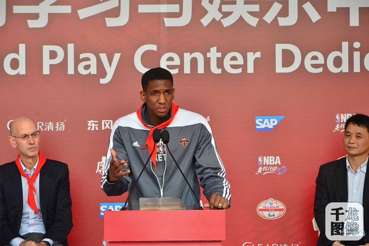 10月11日，在2016NBA中国赛北京站开赛前夕，新奥尔良鹈鹕队走进石景山区黄庄中学参加NBA关怀行动，NBA总裁亚当-萧华代表NBA向黄庄中学捐赠了篮球设备和乒乓球器材，鹈鹕队队员和黄庄中学学生进行了现场互动。千龙网记者 石凝摄
