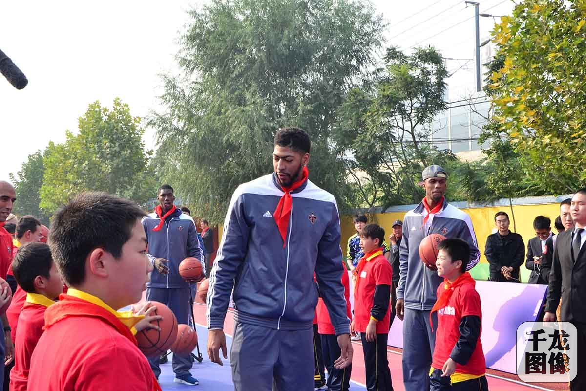 10月11日，在2016NBA中国赛北京站开赛前夕，新奥尔良鹈鹕队走进石景山区黄庄中学参加NBA关怀行动，NBA总裁亚当-萧华代表NBA向黄庄中学捐赠了篮球设备和乒乓球器材，鹈鹕队队员和黄庄中学学生进行了现场互动。千龙网记者 石凝摄