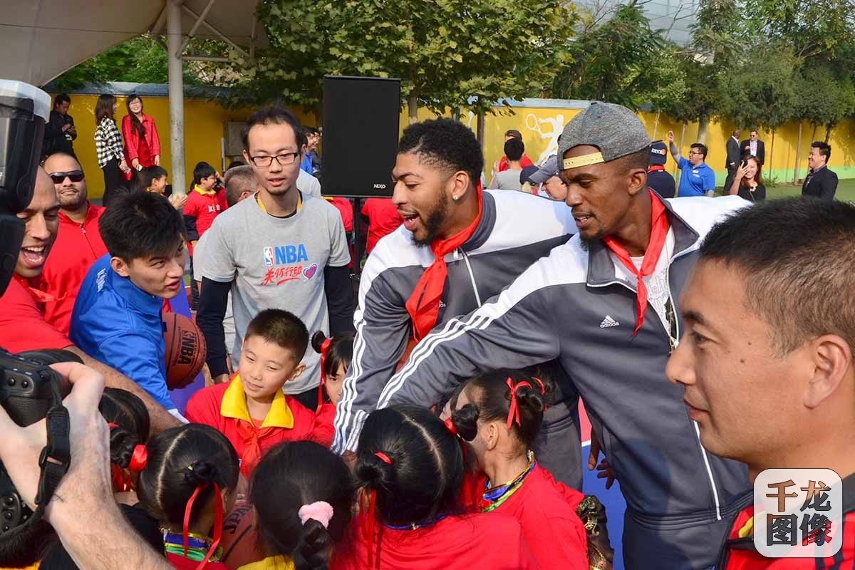 10月11日，在2016NBA中国赛北京站开赛前夕，新奥尔良鹈鹕队走进石景山区黄庄中学参加NBA关怀行动，NBA总裁亚当-萧华代表NBA向黄庄中学捐赠了篮球设备和乒乓球器材，鹈鹕队队员和黄庄中学学生进行了现场互动。千龙网记者 石凝摄
