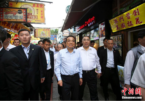 10月11日下午，国务院总理李克强在澳门特别行政区行政长官崔世安陪同下，在澳门视察。图为李克强来到澳门官也街考察。 <a target='_blank' href='http://www.chinanews.com/'>中新社</a>记者 刘震 摄