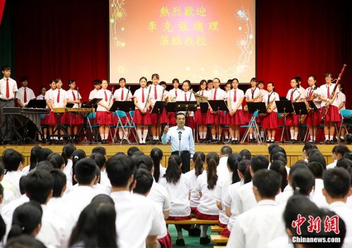 10月11日下午，国务院总理李克强在澳门特别行政区行政长官崔世安陪同下，在澳门视察。图为李克强来到澳门镜平学校，听取澳门教育发展情况汇报。 <a target='_blank' href='http://www.chinanews.com/'>中新社</a>记者 刘震 摄