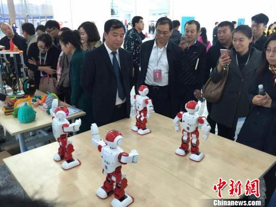 12日，沈阳市双创活动周启动仪式的嘉宾在观看机器人展览。　张颖 摄