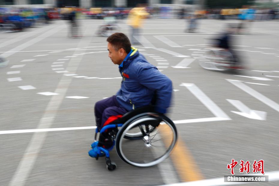 北京300余名残疾人士参与“轮椅大步走”