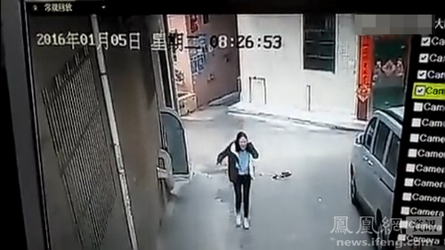 女子遭2男当街勒脖抢劫 路人无视走过
