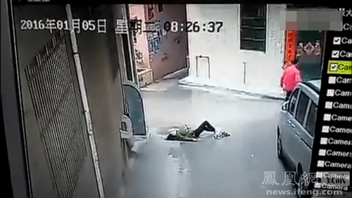 女子遭2男当街勒脖抢劫 路人无视走过