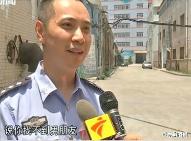 当事民警接受采访