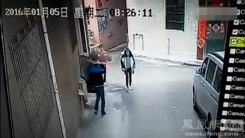 女子遭2男当街勒脖抢劫 路人无视走过