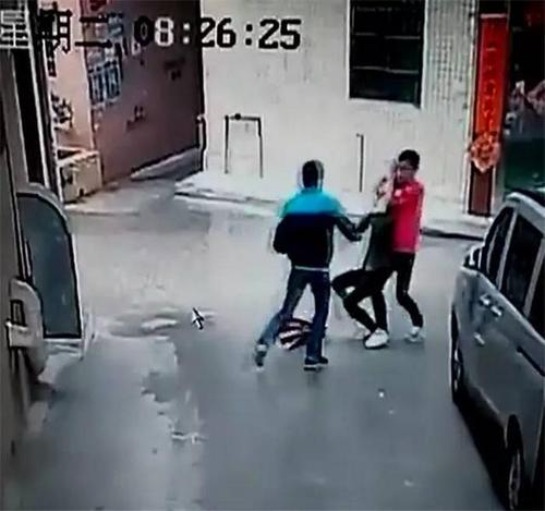 女子遭2男当街勒脖抢劫 路人无视走过
