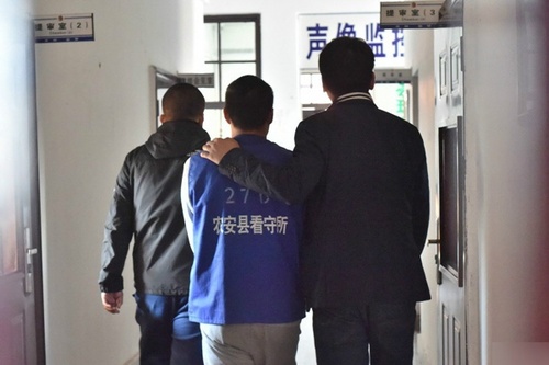 男子抢劫强奸女子逃跑时掉粪坑 为跑赢警察练跑步