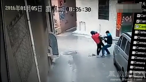 女子遭2男当街勒脖抢劫 路人无视走过