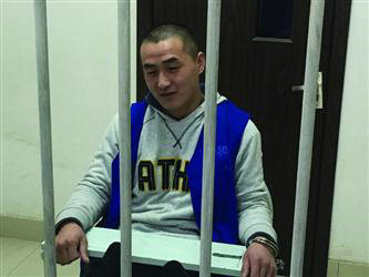 男子专守ATM机旁抢劫逃跑路上男扮女装