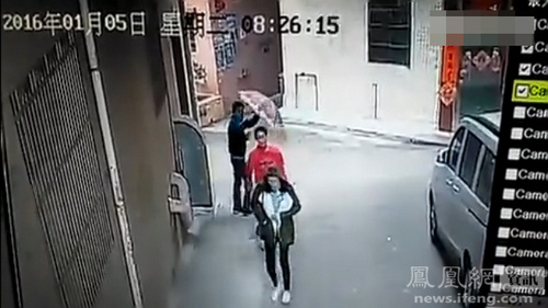 女子遭2男当街勒脖抢劫 路人无视走过